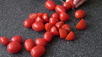 mãos de mulher cortando tomate video