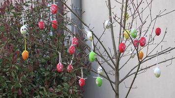 décoration de pâques pour jardin et jardin. joyeuses Pâques. video