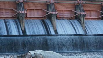 paysage du matin au barrage de kiew lom, lampang, thaïlande. barrage hydroélectrique, écluse avec de l'eau qui coule à travers la porte. barrage avec centrale hydroélectrique et irrigation. video