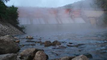 mattina scenario a kiew lom diga, lampang, Tailandia. idroelettrico diga, paratoia con acqua fluente attraverso il cancello. diga con idroelettrico energia pianta e irrigazione. video