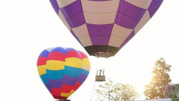 festival de globos aerostáticos. globos de colores viajando en vacaciones de vacaciones. video