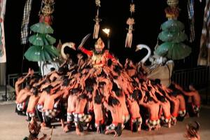 Espectáculo de danza kecak en la playa de melasti, bali, indonesia foto