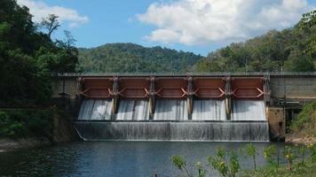 represa hidrelétrica, comporta com água fluindo através do portão e primavera aberta na represa de kew lom, lampang, tailândia. barragem video