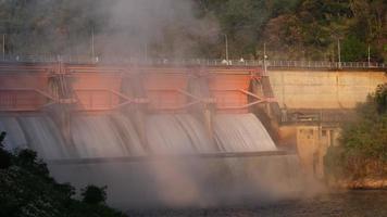 morgon- landskap på kiew lom damm, lampang, thailand. vattenkraft damm, sluss med vatten strömmande genom de Port. damm med vattenkraft kraft växt och bevattning. video