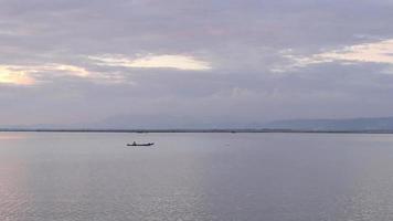 silhouette de pêcheurs profitant d'un beau coucher de soleil dans leur bateau pendant la pêche video