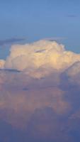 blu cielo con cumulo nube tempo periodo su un' soleggiato giorno 4k filmato. video
