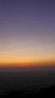 timelapse do nascer do sol dramático com céu laranja em um dia ensolarado. video