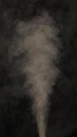 video vertical en cámara lenta de humo blanco, niebla, niebla, vapor sobre un fondo negro.