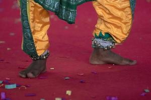 detalle de pie de danza tradicional india foto