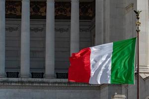 bandera italiana de italia verde blanco y rojo en roma foto