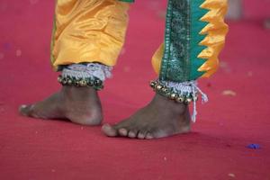 detalle de pie de danza tradicional india foto