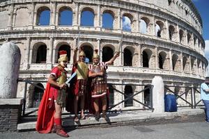 roma, italia - 10 de junio de 2018 - gladiadores para turistas tomando fotos y selfies en colosseo
