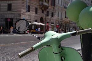 scooter antiguo en roma foto