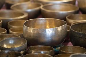 campana tibetana de bronce tradicional foto