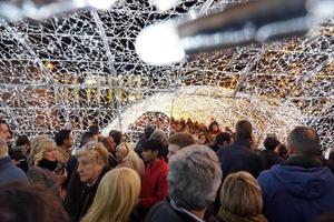 génova, italia - 8 de diciembre de 2018 - celebración navideña que comienza con el sendero iluminado más largo del mundo foto