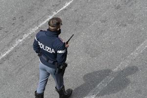 génova, italia - 13 de abril de 2020 - control policial durante la cuarentena del coronavirus foto
