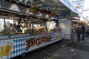 génova, italia - 9 de diciembre de 2018 - se abre la tradicional feria navideña luna park foto