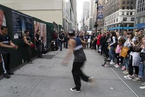 Nueva York, EE.UU. - 7 de mayo de 2019 - bailarina de break en la Quinta Avenida foto