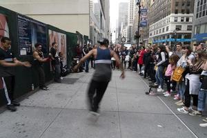 Nueva York, EE.UU. - 7 de mayo de 2019 - bailarina de break en la Quinta Avenida foto