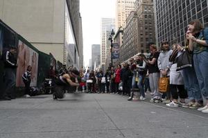 Nueva York, EE.UU. - 7 de mayo de 2019 - bailarina de break en la Quinta Avenida foto