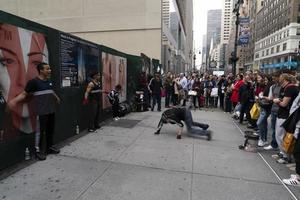 Nueva York, EE.UU. - 7 de mayo de 2019 - bailarina de break en la Quinta Avenida foto