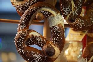 brezel a la venta en el mercado callejero foto