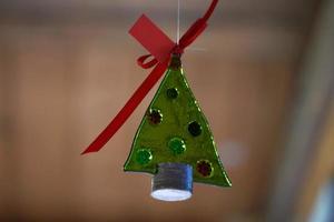 adorno del árbol de navidad en el mercado foto