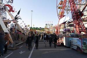 génova, italia - 9 de diciembre de 2018 - se abre la tradicional feria navideña luna park foto