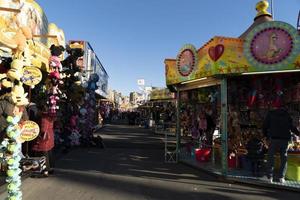 génova, italia - 9 de diciembre de 2018 - se abre la tradicional feria navideña luna park foto