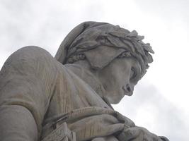 estatua de dante en florencia plaza de santa croce foto