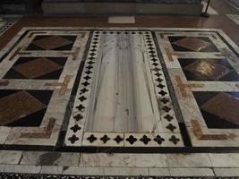 tumba medieval dentro de la iglesia de santa croce, florencia, italia, 2022 foto