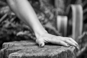 mano de mujer en blanco y negro foto