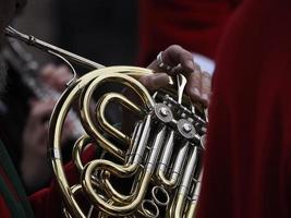 manos tocando detalle de tuba baja foto