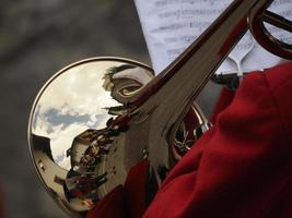 manos tocando detalle de trombón foto