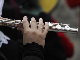 Manos tocando detalle de flauta foto