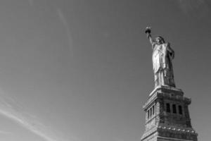 estatua de la libertad en nueva york en blanco y negro foto