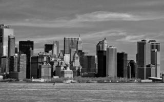 vista de manhattan de nueva york en blanco y negro foto