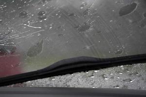 fuertes lluvias en el limpiaparabrisas del coche foto
