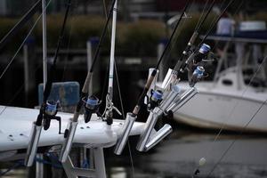 muchas cañas de pescar en un barco foto