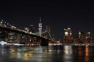 vista nocturna de la ciudad de nueva york desde dumbo foto