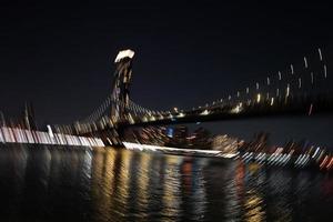 vista nocturna de la ciudad de nueva york desde el efecto de movimiento artístico de dumbo foto