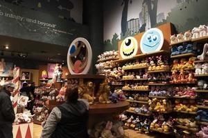 Nueva York - EE.UU. 4 de mayo de 2019 - Times Square Disney Store llena de gente foto