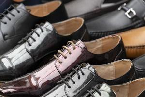 muchos zapatos de cuero de hombre formal de moda foto