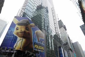 nueva york, estados unidos - 7 de mayo de 2019 - estreno de detective pikachu en times square foto