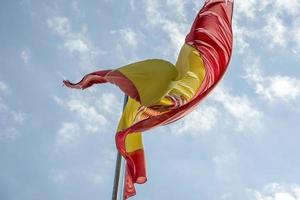 ondeando la bandera de españa en el cielo azul foto