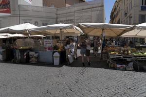 Roma, Italia - 16 de junio de 2019 - Mercado de campo dei fiori foto