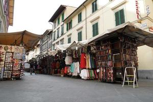 florencia, italia - 1 de septiembre de 2018 - gente comprando en el mercado de cuero de la ciudad vieja foto