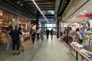 florencia, italia - 1 de septiembre de 2018 - gente comprando en el mercado de la ciudad vieja foto