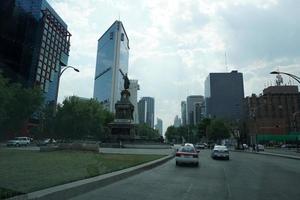 ciudad de méxico, méxico - 18 de marzo de 2018 - metrópoli mexicana capital tráfico congestionado foto