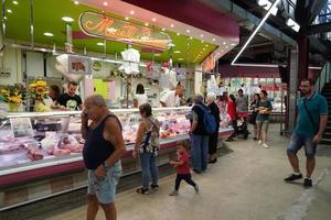 florencia, italia - 1 de septiembre de 2018 - gente comprando en el mercado de la ciudad vieja foto